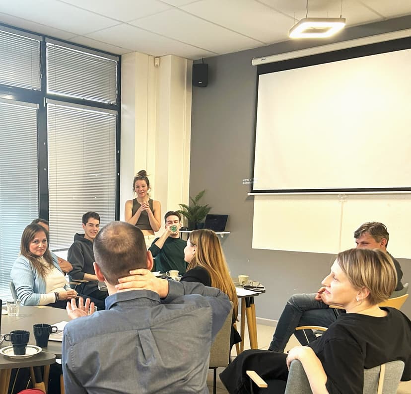 Porota hodnotí projekty na finále DemocraTICon 2025